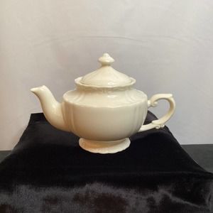Peppertree Table top Tea pot